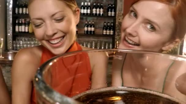 Θηλυκό φίλους πίνοντας μπύρα — Αρχείο Βίντεο
