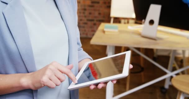 Hombre usando tableta digital — Vídeos de Stock