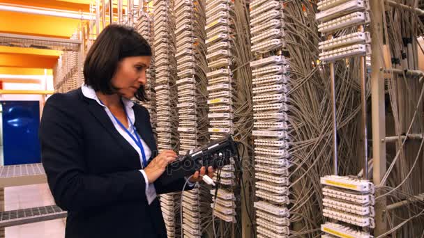 Technician using digital cable analyzer — Stock Video