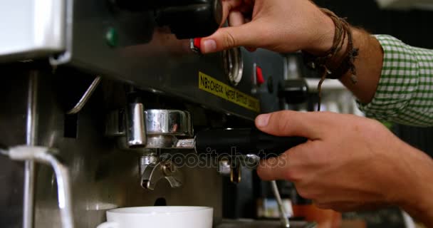 Camarero haciendo taza de café — Vídeo de stock