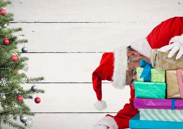 Papai Noel escondido atrás de caixas de presente — Fotografia de Stock