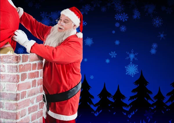 Санта Клаус кладет свой мешок с подарками — стоковое фото
