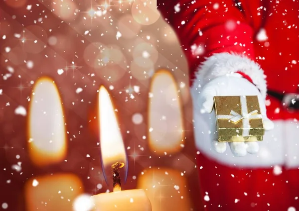 Santa drží vánoční dárek — Stock fotografie