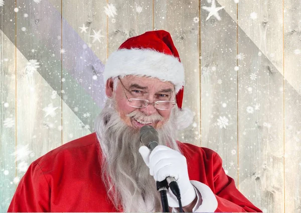 Père Noël chantant la chanson de Noël sur microphone — Photo