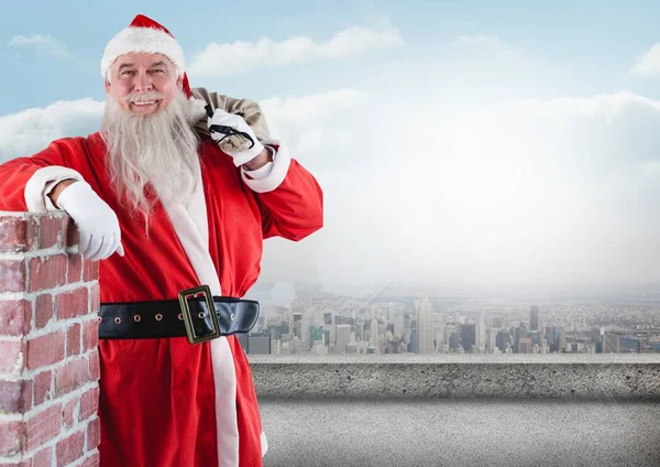 Santa claus lutad mot en vägg — Stockfoto