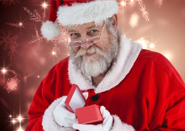 Санта Клаус открывает подарочную коробку — стоковое фото