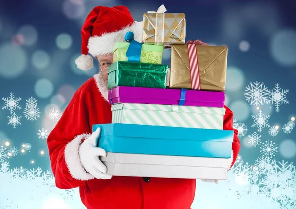 Papai Noel escondendo atrás da pilha de presentes — Fotografia de Stock