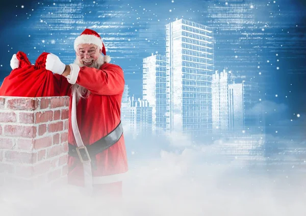 Улыбающийся Санта вытаскивает подарочный мешок из дымохода — стоковое фото