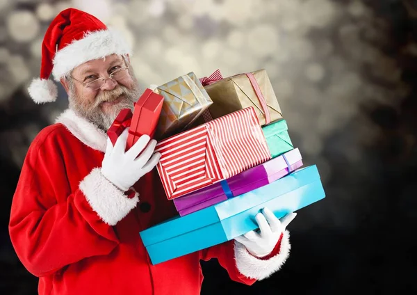 Санта держит стопку подарочных коробок — стоковое фото