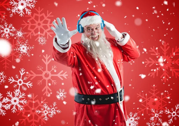Санта-Клаус слушает музыку в наушниках — стоковое фото