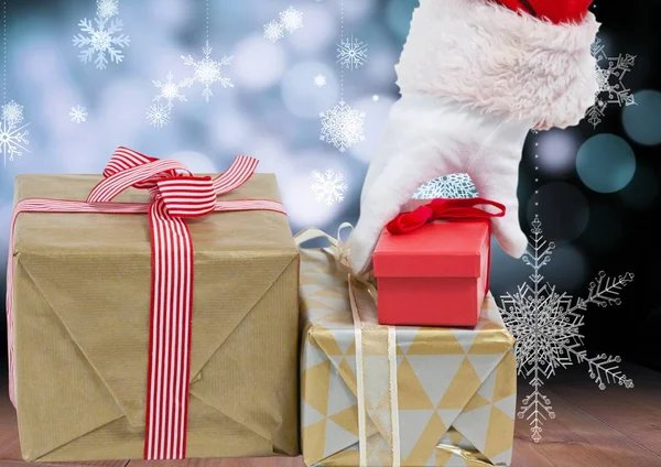 Mão de Papai Noel pegar presentes — Fotografia de Stock