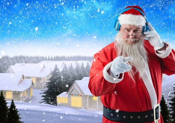 Babbo Natale gesticolare durante l'ascolto di musica sulle cuffie — Foto Stock