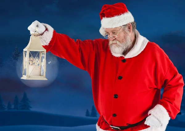 Papai Noel segurando uma lanterna de Natal — Fotografia de Stock