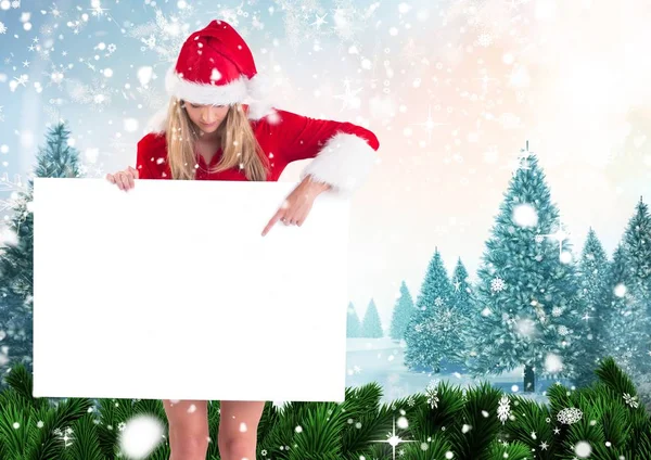 Donna col cappello da Babbo Natale che indica un cartello bianco — Foto Stock