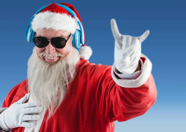 Santa claus słuchania muzyki — Zdjęcie stockowe