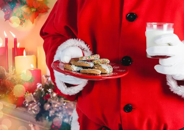 Weihnachtsmann hält Kekse in der Hand — Stockfoto