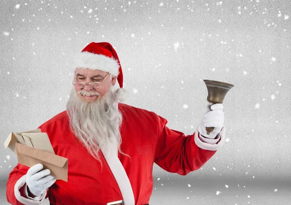Santa bedrijf bell en lezen van brieven van Kerstmis — Stockfoto