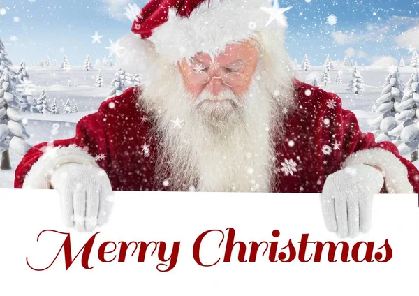 Санта Клаус смотрит на счастливый рождественский плакат — стоковое фото