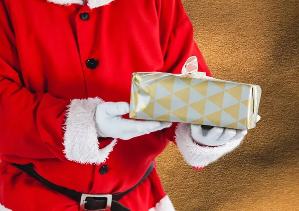 Mid sectie van de Kerstman die houden van een doos van de gift — Stockfoto