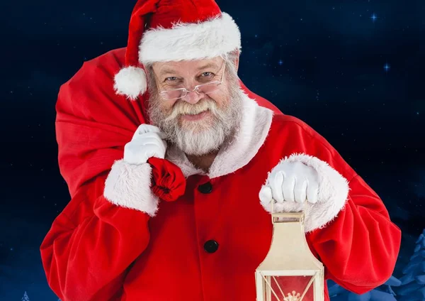 Der Weihnachtsmann steht mit einer Weihnachtslaterne — Stockfoto