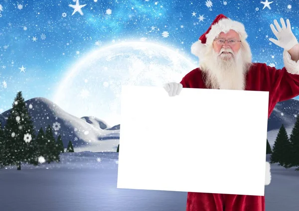 Papai Noel acenando enquanto segurava o cartaz em branco — Fotografia de Stock