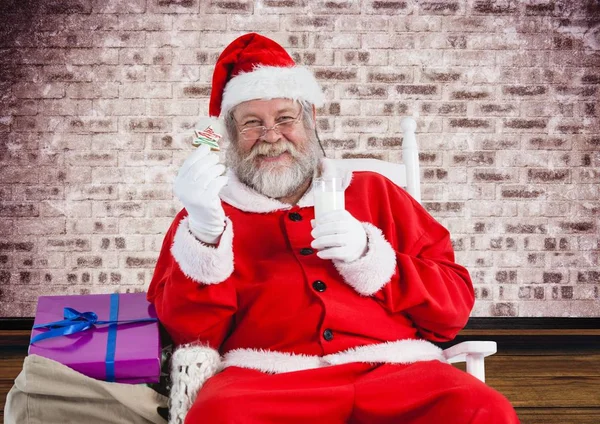 Papai Noel segurando copo de leite — Fotografia de Stock