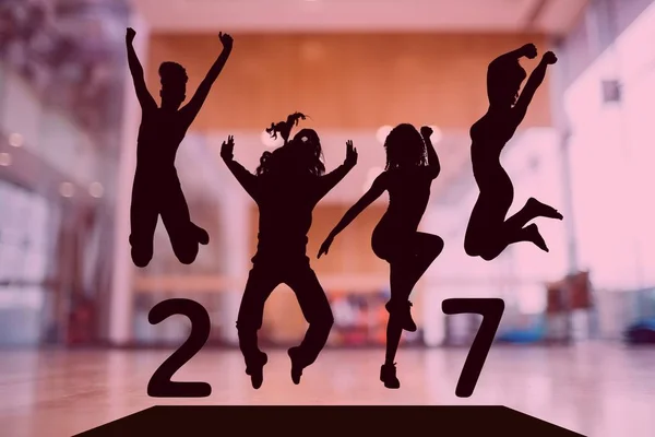 Silhouette di persone che saltano formando 2017 — Foto Stock