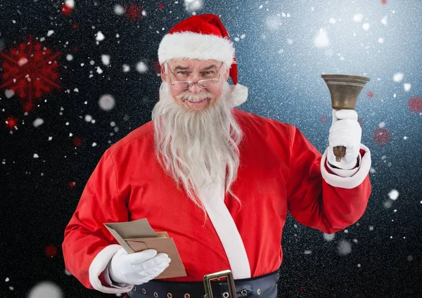 Санта-Клаус держит конверт и рождественский колокол — стоковое фото