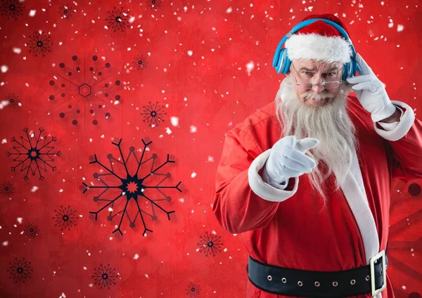 Santa ukázal při poslechu hudby ve sluchátkách — Stock fotografie