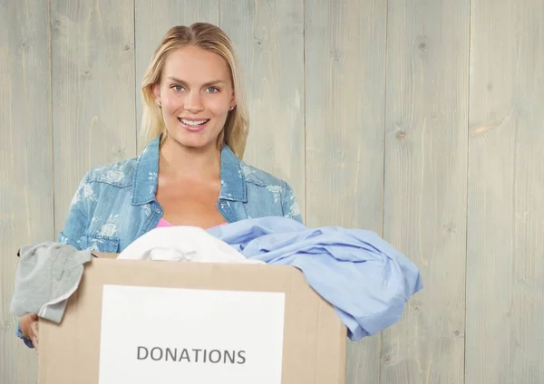 Lächelnde Frau mit Spendenbox — Stockfoto
