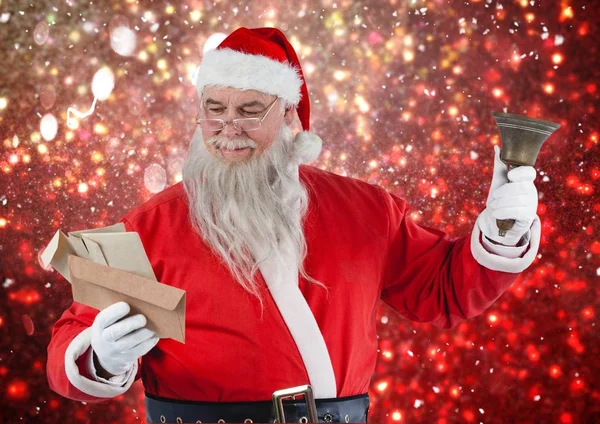 Санта держит колокол и читает рождественские письма — стоковое фото