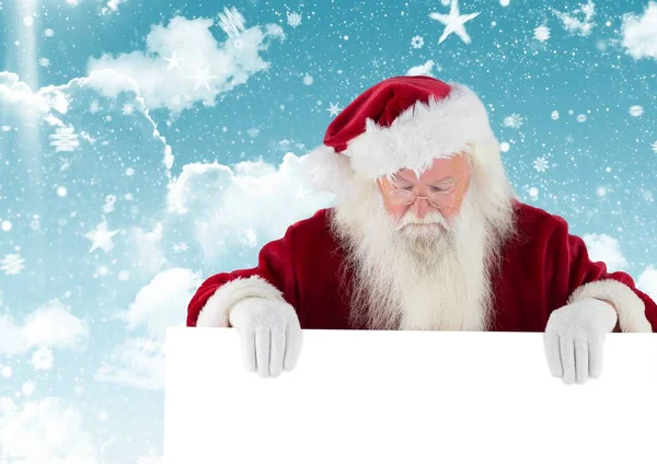 Weihnachtsmann schaut auf weißes Plakat herab — Stockfoto