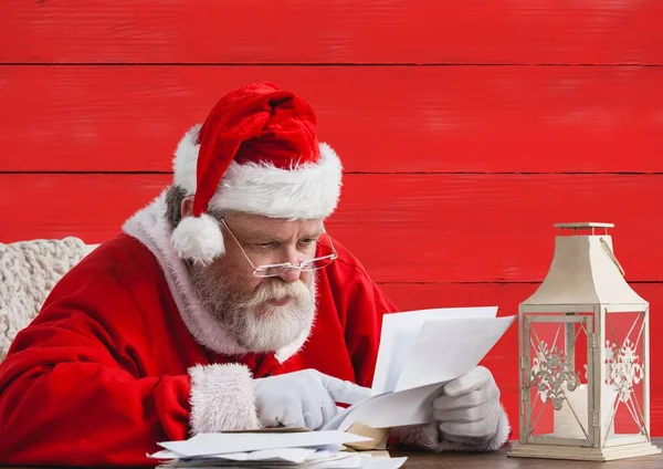 Santa Claus leyendo la carta del deseo de Navidad —  Fotos de Stock