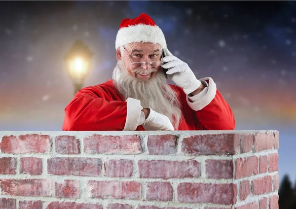 Santa claus binnen een schoorsteen — Stockfoto