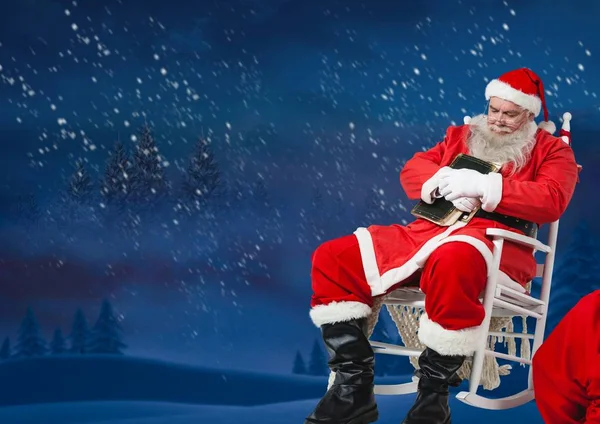 ซานต้านั่งบนเก้าอี้และนอนหลับ — ภาพถ่ายสต็อก