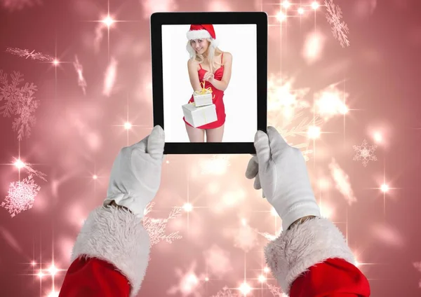 Papai Noel segurando um tablet — Fotografia de Stock