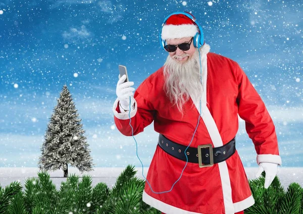 Santa in zonnebril luisteren van muziek op telefoon — Stockfoto