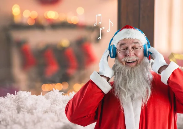 Веселый Санта-Клаус слушает музыку — стоковое фото