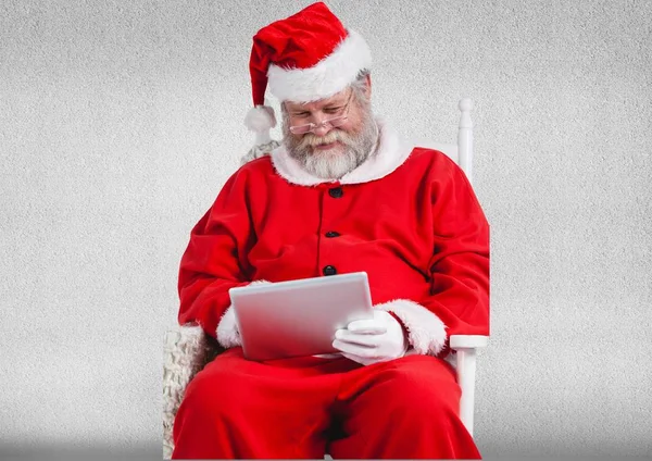 Jultomten läser ett brev — Stockfoto