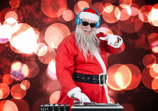 DJ santa namíchat nějaké vánoční písně — Stock fotografie