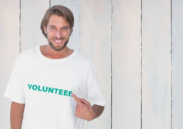 Man wijzend op bericht afgedrukt op t-shirt — Stockfoto