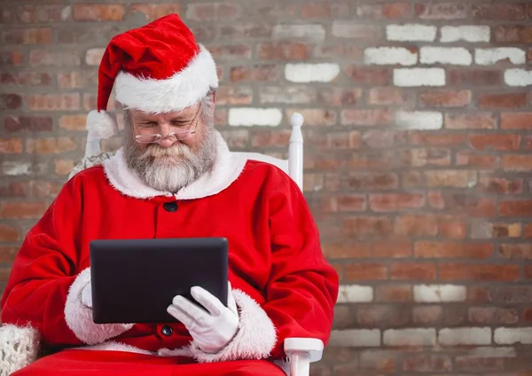 Weihnachtsmann mit digitalem Tablet — Stockfoto