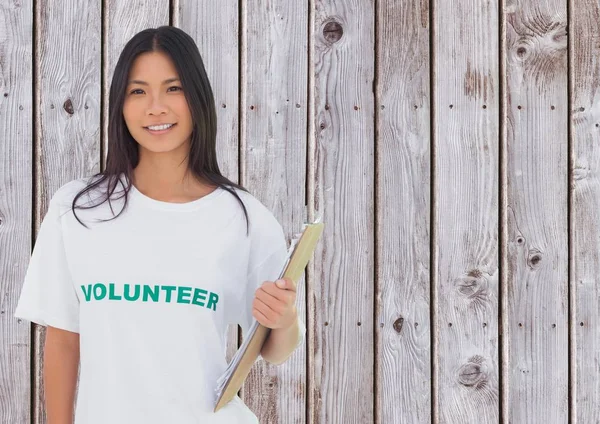 Voluntaria sosteniendo un portapapeles —  Fotos de Stock