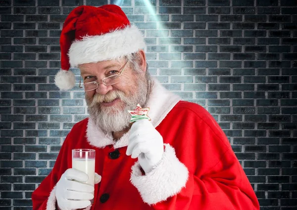 Père Noël claus tenant un verre de lait — Photo