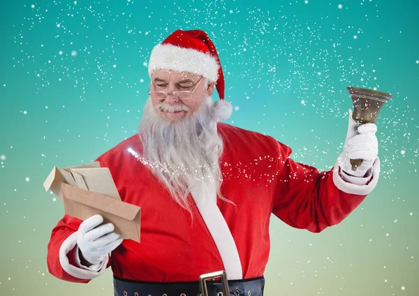 Santa bedrijf bell en lezen van brieven van Kerstmis — Stockfoto