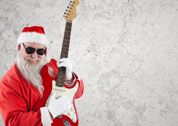 Papai Noel usando óculos de sol tocando guitarra — Fotografia de Stock