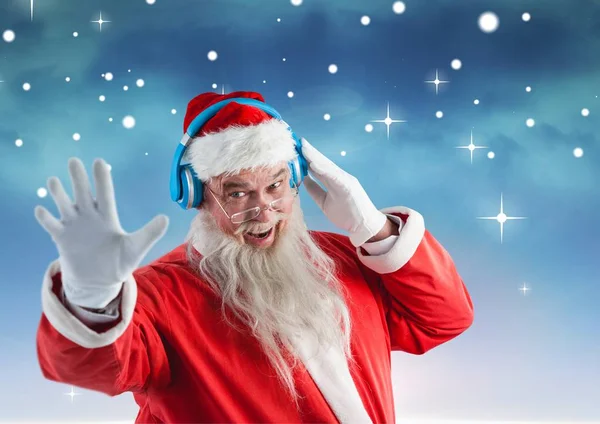 Weihnachtsmann gestikuliert beim Musikhören über Kopfhörer — Stockfoto