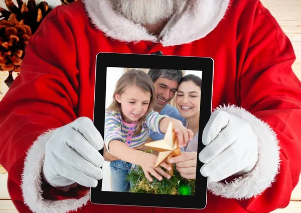 Санта-Клаус держит планшет — стоковое фото