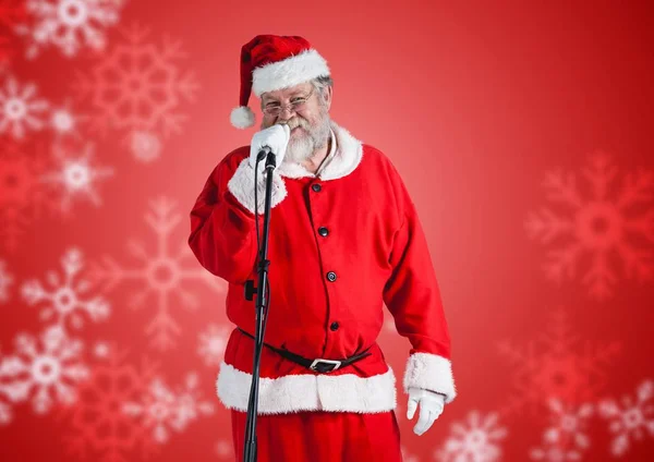 Weihnachtsmann singt am Mikrofon — Stockfoto