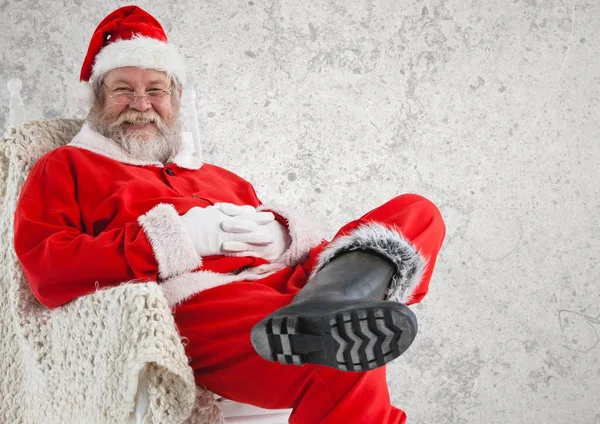Wesoły Mikołaj siedzi na krześle — Zdjęcie stockowe